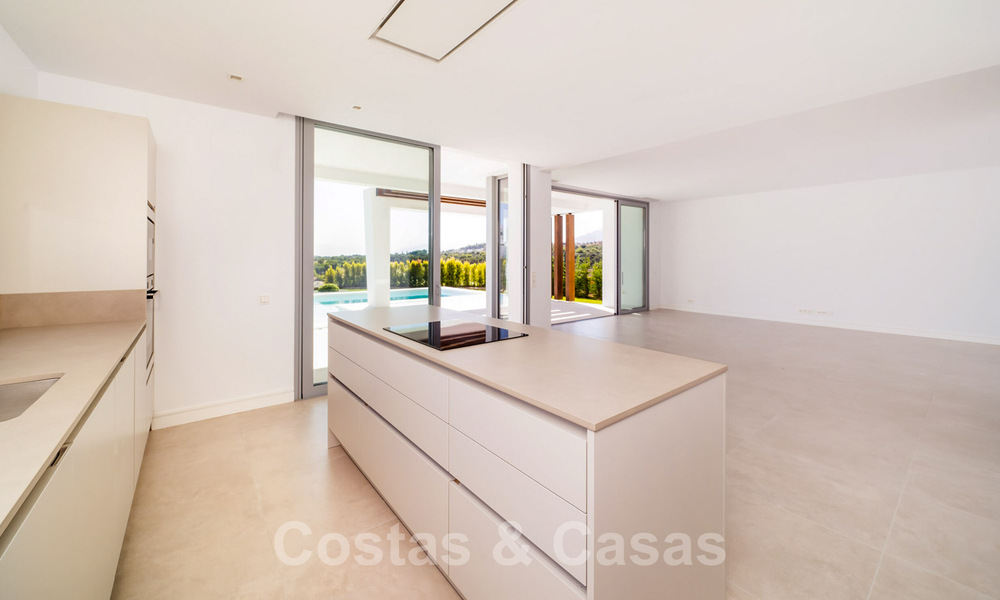 Instapklare, moderne villa in een gated community met schitterend uitzicht te koop in Oost-Marbella 36019