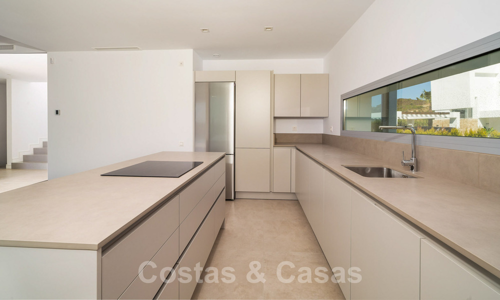 Instapklare, moderne villa in een gated community met schitterend uitzicht te koop in Oost-Marbella 36020