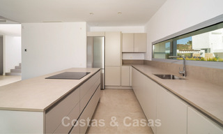 Instapklare, moderne villa in een gated community met schitterend uitzicht te koop in Oost-Marbella 36020 