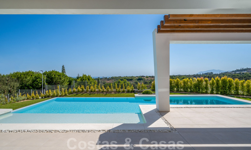 Instapklare, moderne villa in een gated community met schitterend uitzicht te koop in Oost-Marbella 36021