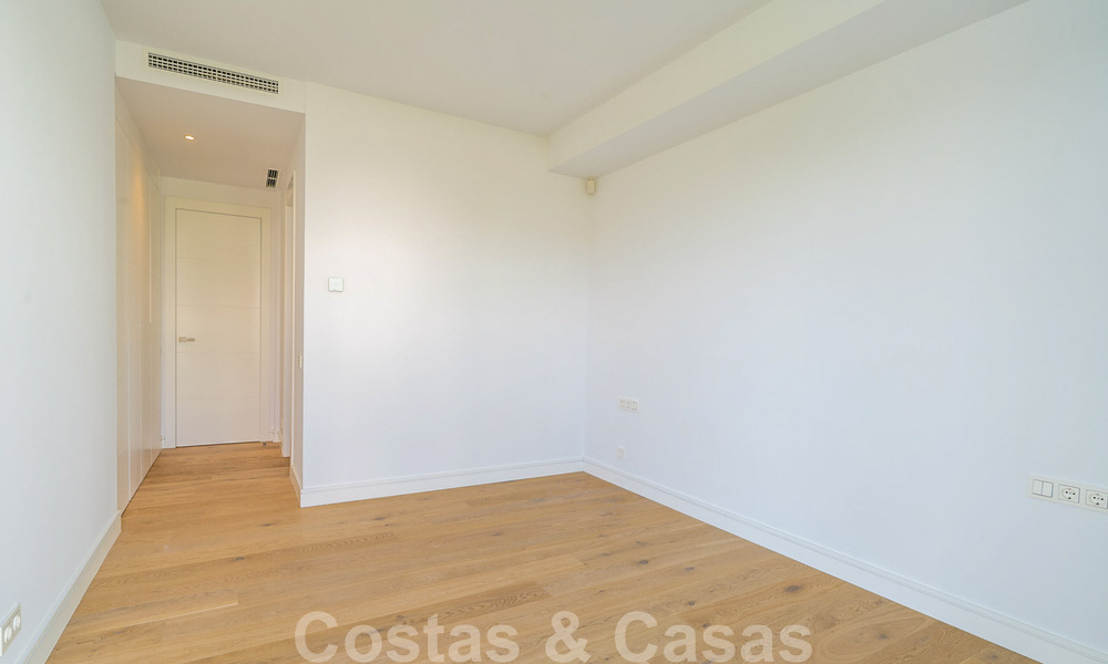 Instapklare, moderne villa in een gated community met schitterend uitzicht te koop in Oost-Marbella 36024