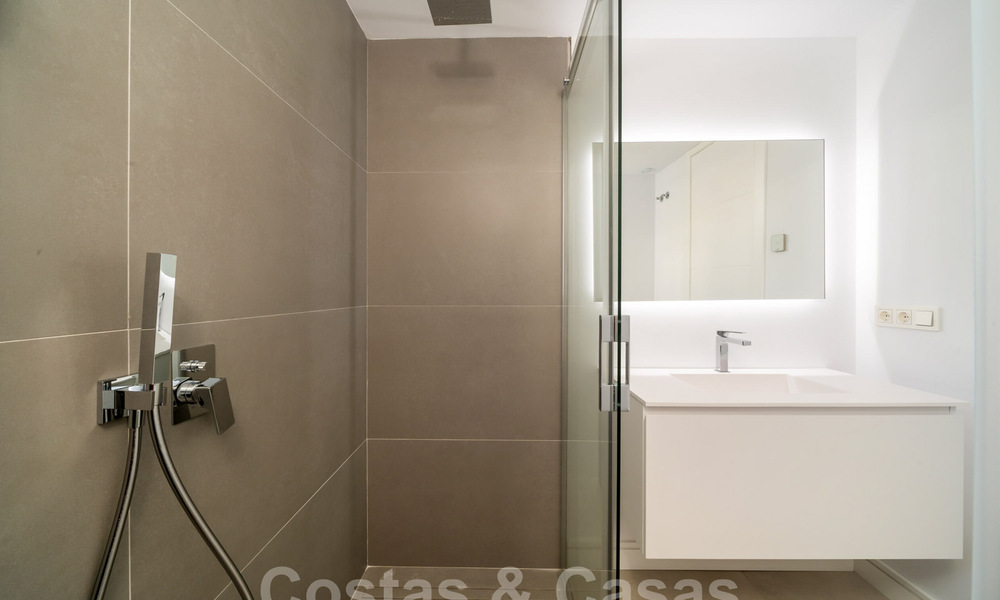 Instapklare, moderne villa in een gated community met schitterend uitzicht te koop in Oost-Marbella 36025