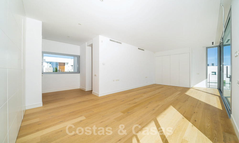 Instapklare, moderne villa in een gated community met schitterend uitzicht te koop in Oost-Marbella 36029