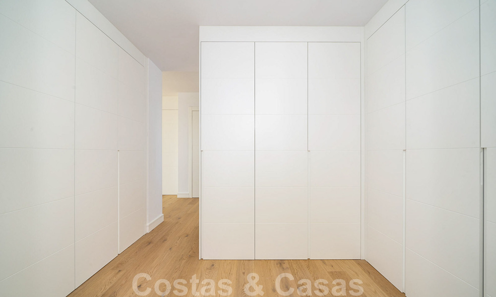 Instapklare, moderne villa in een gated community met schitterend uitzicht te koop in Oost-Marbella 36030