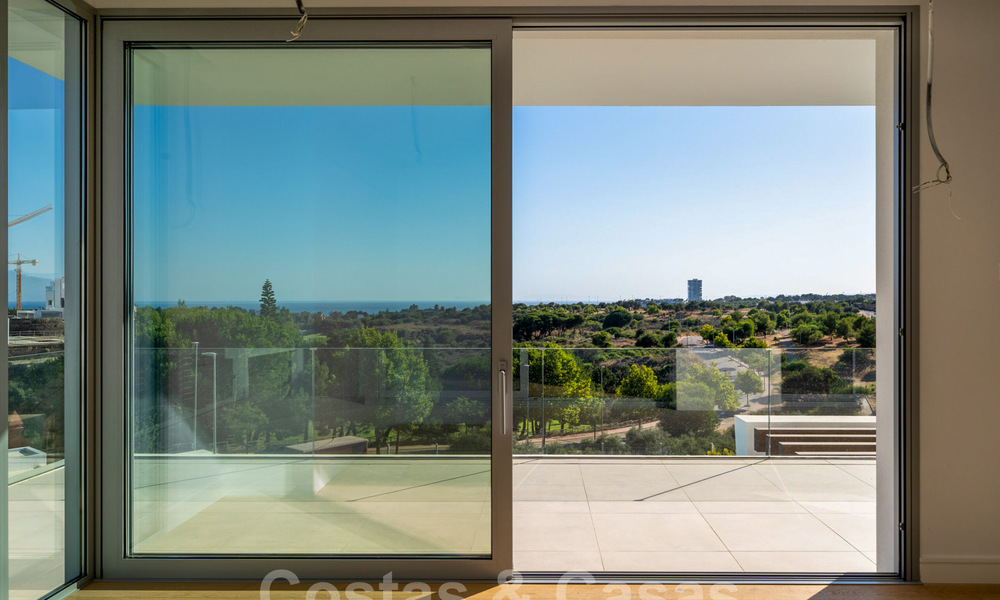 Instapklare, moderne villa in een gated community met schitterend uitzicht te koop in Oost-Marbella 36032