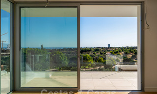 Instapklare, moderne villa in een gated community met schitterend uitzicht te koop in Oost-Marbella 36032 