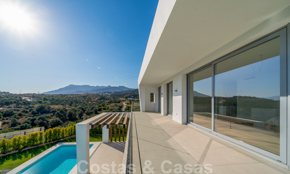 Instapklare, moderne villa in een gated community met schitterend uitzicht te koop in Oost-Marbella 36034