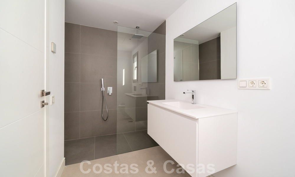 Instapklare, moderne villa in een gated community met schitterend uitzicht te koop in Oost-Marbella 36035