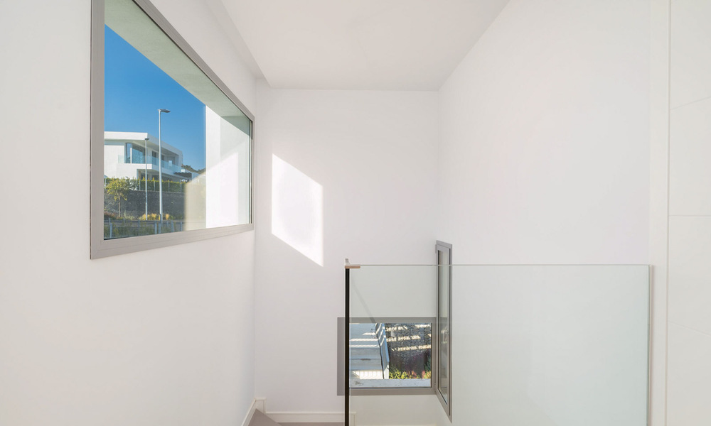 Instapklare, moderne villa in een gated community met schitterend uitzicht te koop in Oost-Marbella 36036