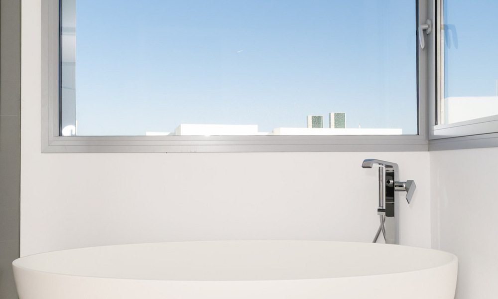 Instapklare, moderne villa in een gated community met schitterend uitzicht te koop in Oost-Marbella 36037