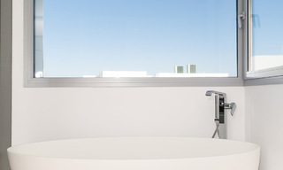 Instapklare, moderne villa in een gated community met schitterend uitzicht te koop in Oost-Marbella 36037 