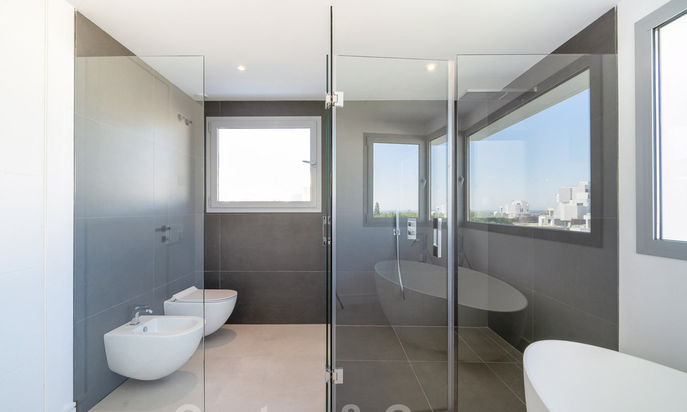 Instapklare, moderne villa in een gated community met schitterend uitzicht te koop in Oost-Marbella 36038