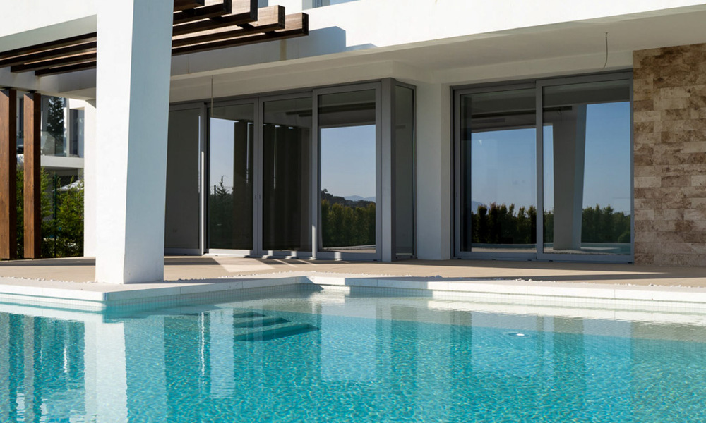 Instapklare, moderne villa in een gated community met schitterend uitzicht te koop in Oost-Marbella 36040