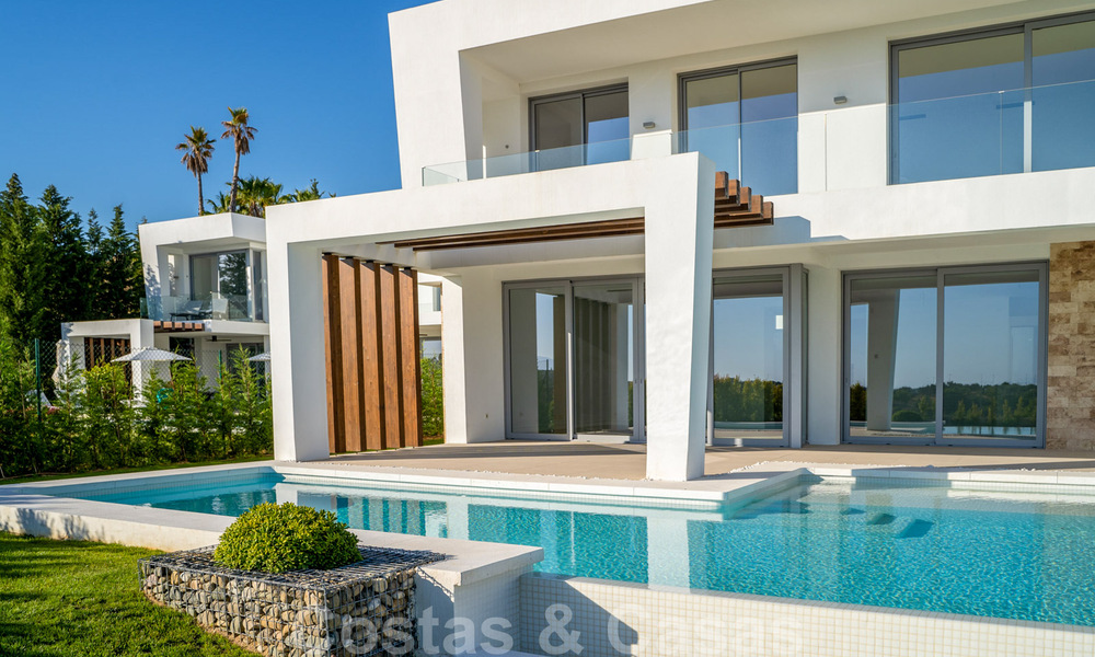 Instapklare, moderne villa in een gated community met schitterend uitzicht te koop in Oost-Marbella 36041