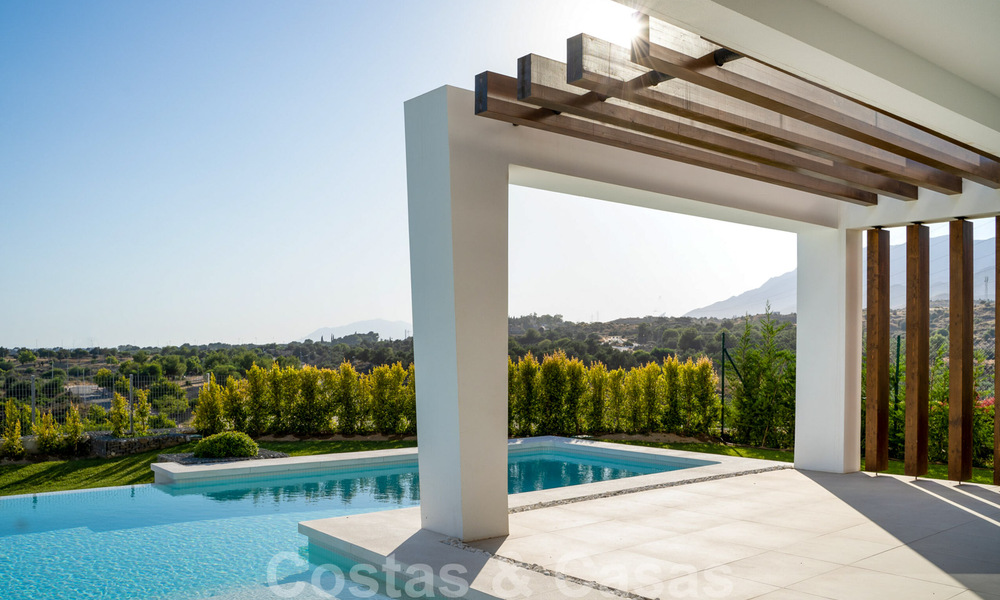 Instapklare, moderne villa in een gated community met schitterend uitzicht te koop in Oost-Marbella 36044