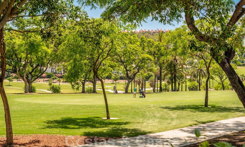 Gerenoveerd 3-slaapkamer luxe appartement te koop, eerstelijnsgolf Las Brisas in Nueva Andalucia, Marbella 36087