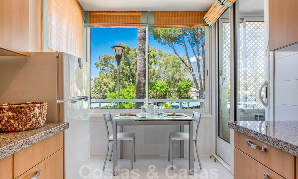 Gerenoveerd 3-slaapkamer luxe appartement te koop, eerstelijnsgolf Las Brisas in Nueva Andalucia, Marbella 36092