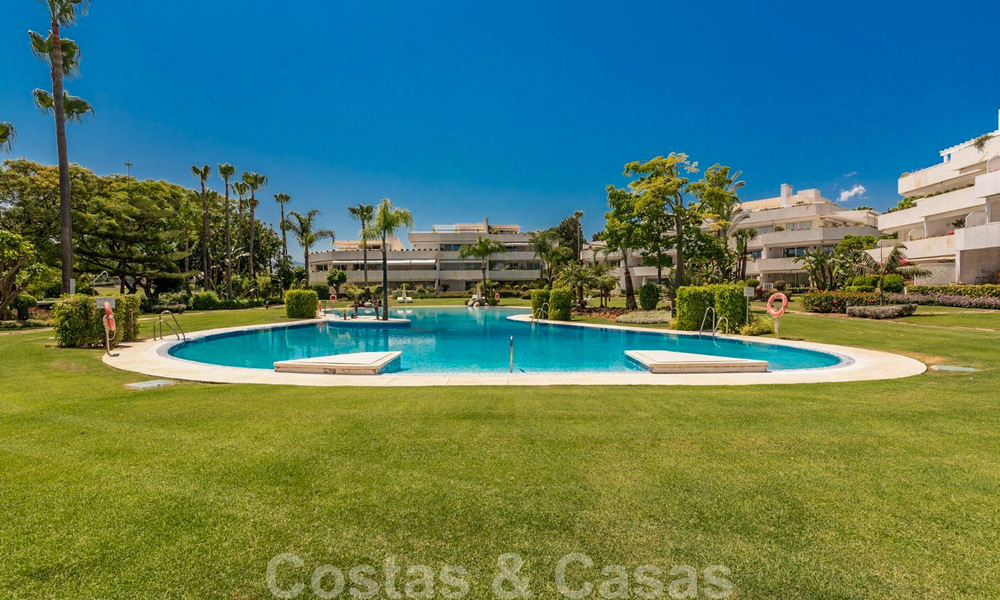 Gerenoveerd 3-slaapkamer luxe appartement te koop, eerstelijnsgolf Las Brisas in Nueva Andalucia, Marbella 36101