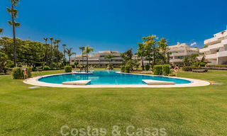 Gerenoveerd 3-slaapkamer luxe appartement te koop, eerstelijnsgolf Las Brisas in Nueva Andalucia, Marbella 36101 