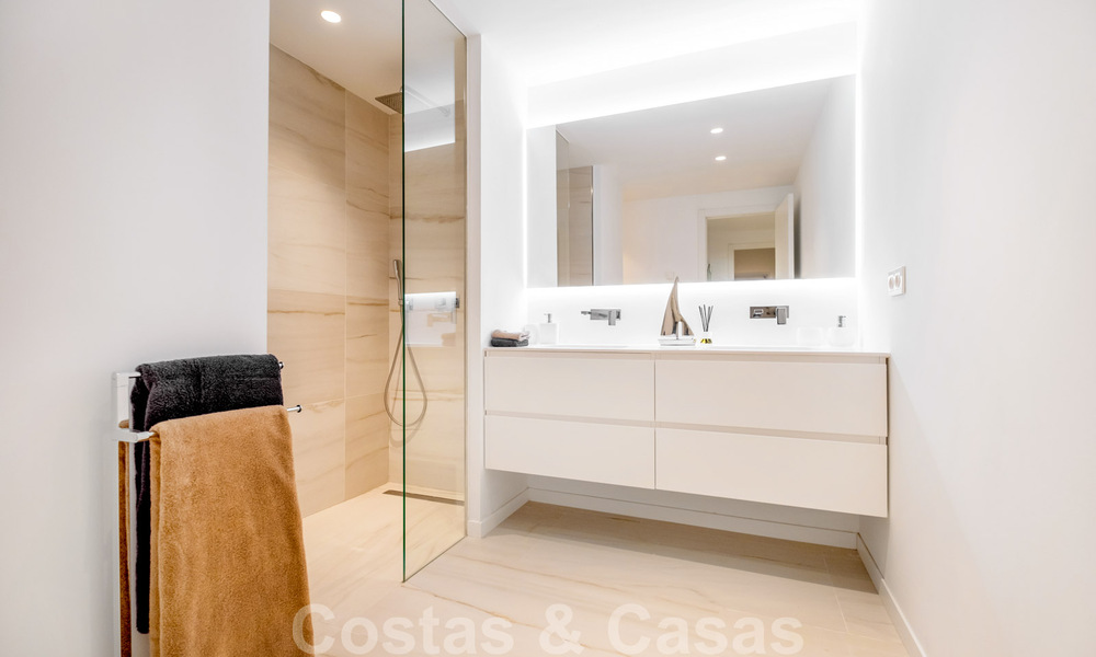 Instapklare, eigentijdse villa te koop op een steenworp van het strand en beachclubs en op loopafstand van de promenade en het centrum van San Pedro, Marbella 36337