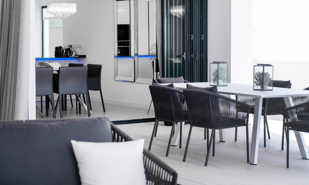 Instapklare, eigentijdse villa te koop op een steenworp van het strand en beachclubs en op loopafstand van de promenade en het centrum van San Pedro, Marbella 36356