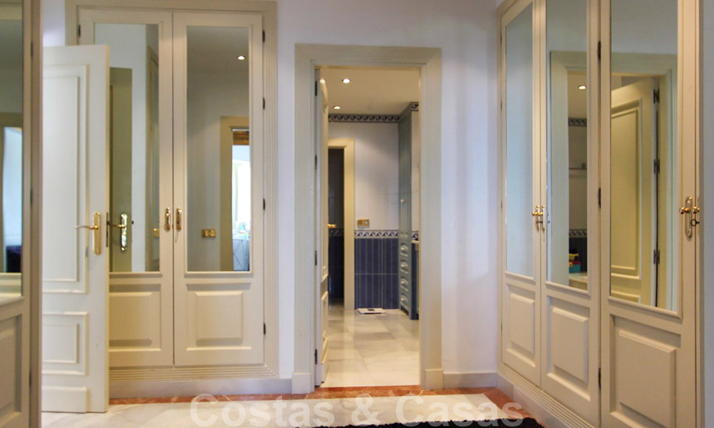 Appartement te koop met open zeezicht in het iconische eerstelijnsstrand complex Gray D’Albion in Puerto Banus, Marbella 36237