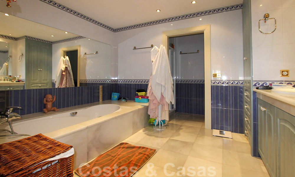 Appartement te koop met open zeezicht in het iconische eerstelijnsstrand complex Gray D’Albion in Puerto Banus, Marbella 36238