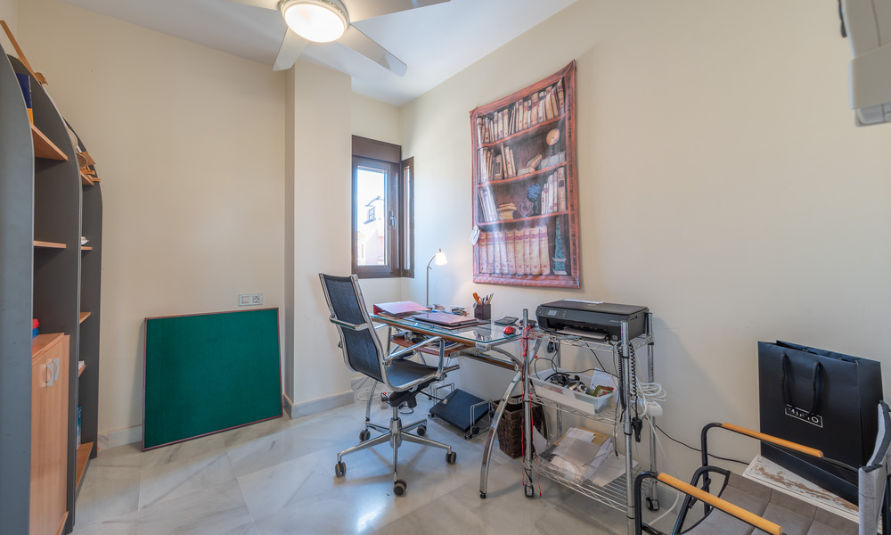 Penthouse met 5 slaapkamers te koop aan de strandzijde van de New Golden Mile, tussen Marbella en Estepona 36259