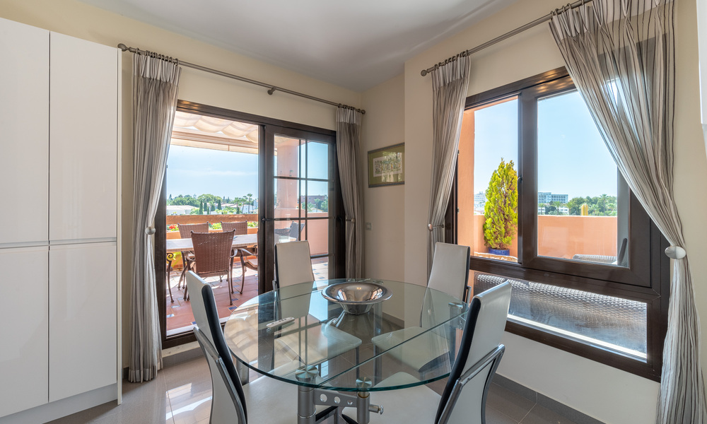 Penthouse met 5 slaapkamers te koop aan de strandzijde van de New Golden Mile, tussen Marbella en Estepona 36260