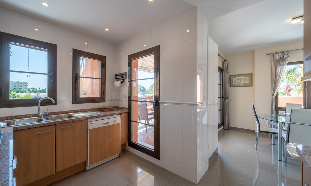 Penthouse met 5 slaapkamers te koop aan de strandzijde van de New Golden Mile, tussen Marbella en Estepona 36262