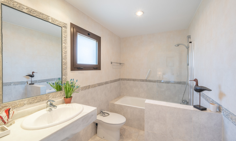 Penthouse met 5 slaapkamers te koop aan de strandzijde van de New Golden Mile, tussen Marbella en Estepona 36276