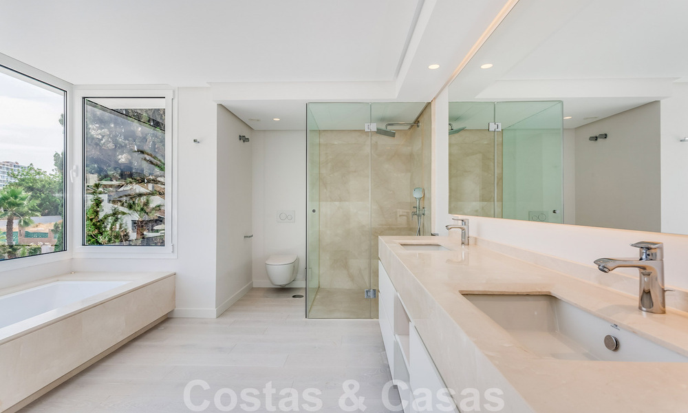 Moderne beachside villa te koop in Marbella-oost met zeezicht op een steenworp van goede en gezellige stranden 36449