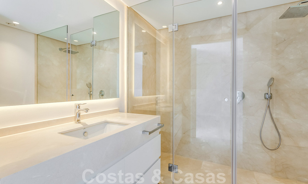 Moderne beachside villa te koop in Marbella-oost met zeezicht op een steenworp van goede en gezellige stranden 36450