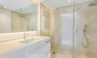 Moderne beachside villa te koop in Marbella-oost met zeezicht op een steenworp van goede en gezellige stranden 36450 