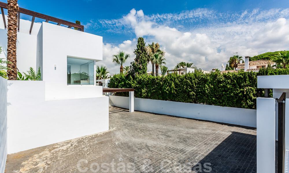 Moderne beachside villa te koop in Marbella-oost met zeezicht op een steenworp van goede en gezellige stranden 36452