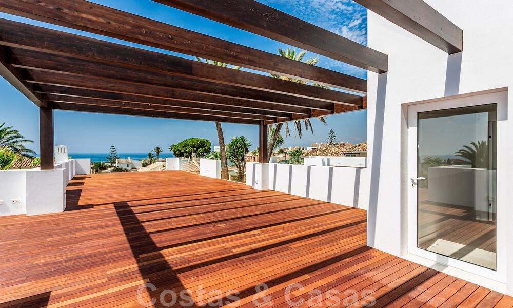 Moderne beachside villa te koop in Marbella-oost met zeezicht op een steenworp van goede en gezellige stranden 36459