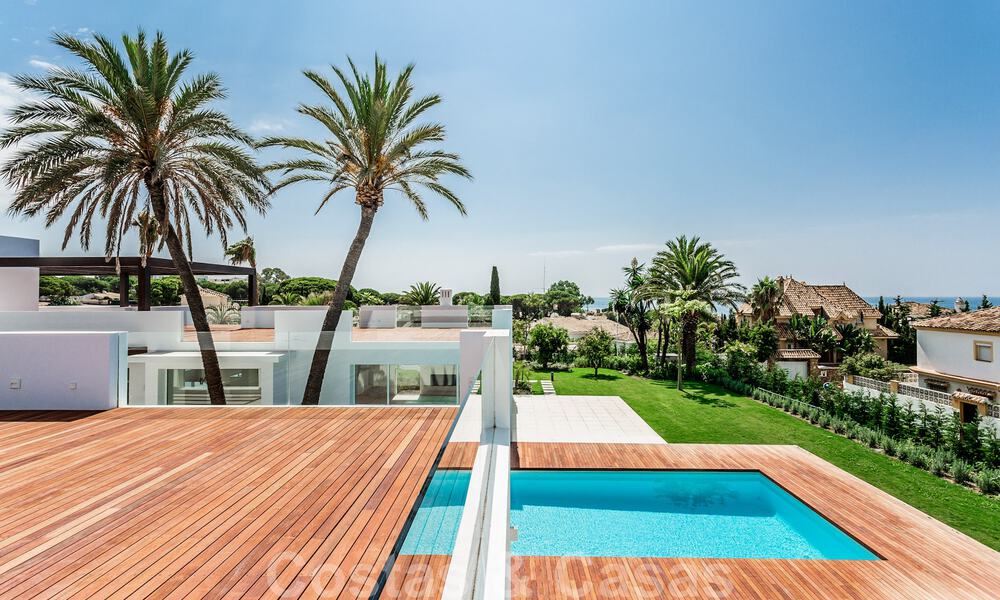 Moderne beachside villa te koop in Marbella-oost met zeezicht op een steenworp van goede en gezellige stranden 36464