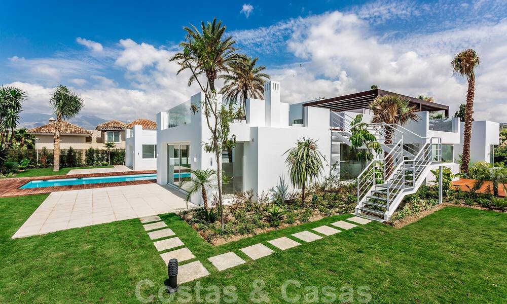 Moderne beachside villa te koop in Marbella-oost met zeezicht op een steenworp van goede en gezellige stranden 36465