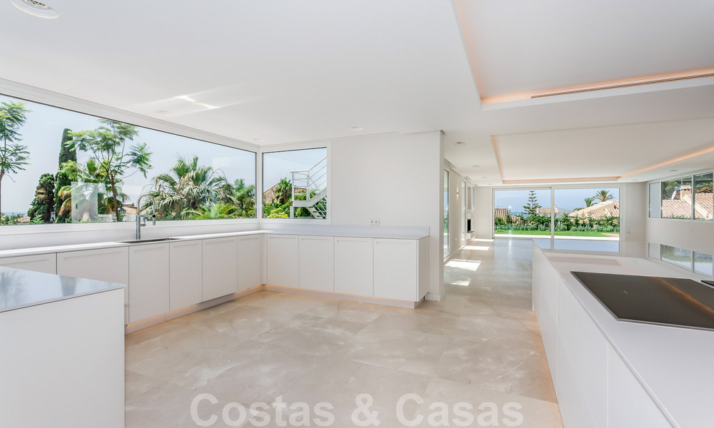 Moderne beachside villa te koop in Marbella-oost met zeezicht op een steenworp van goede en gezellige stranden 36472