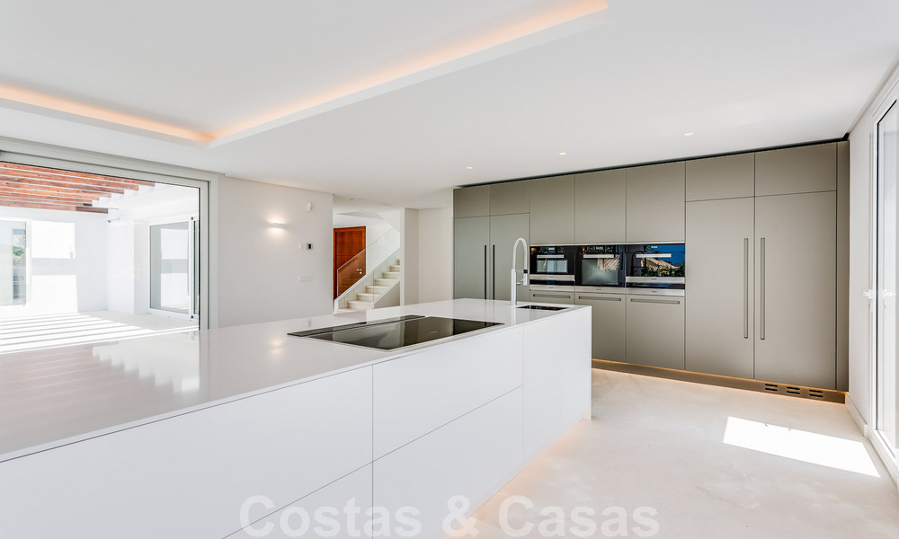 Moderne beachside villa te koop in Marbella-oost met zeezicht op een steenworp van goede en gezellige stranden 36473