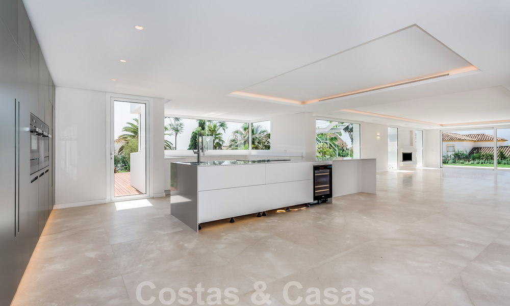 Moderne beachside villa te koop in Marbella-oost met zeezicht op een steenworp van goede en gezellige stranden 36475