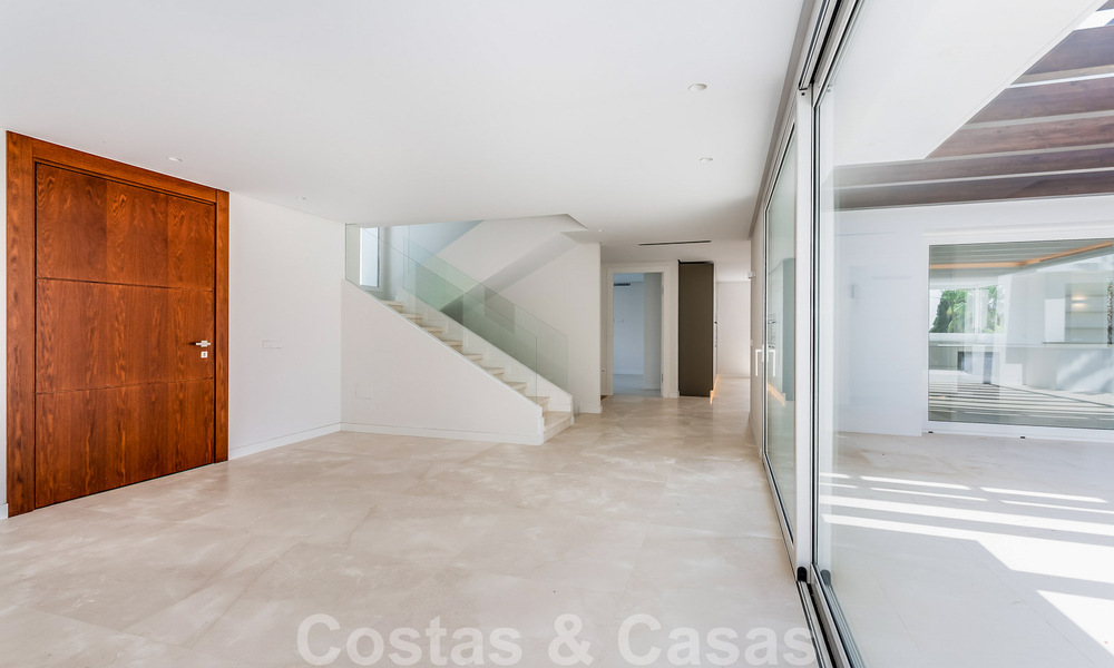 Moderne beachside villa te koop in Marbella-oost met zeezicht op een steenworp van goede en gezellige stranden 36476