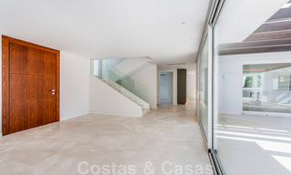 Moderne beachside villa te koop in Marbella-oost met zeezicht op een steenworp van goede en gezellige stranden 36476 