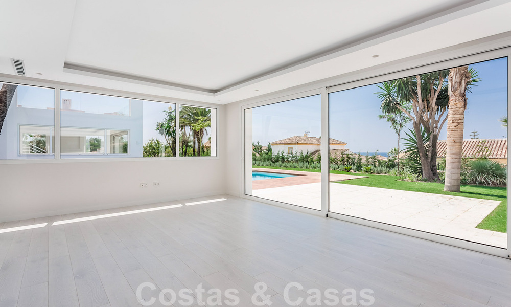 Moderne beachside villa te koop in Marbella-oost met zeezicht op een steenworp van goede en gezellige stranden 36477