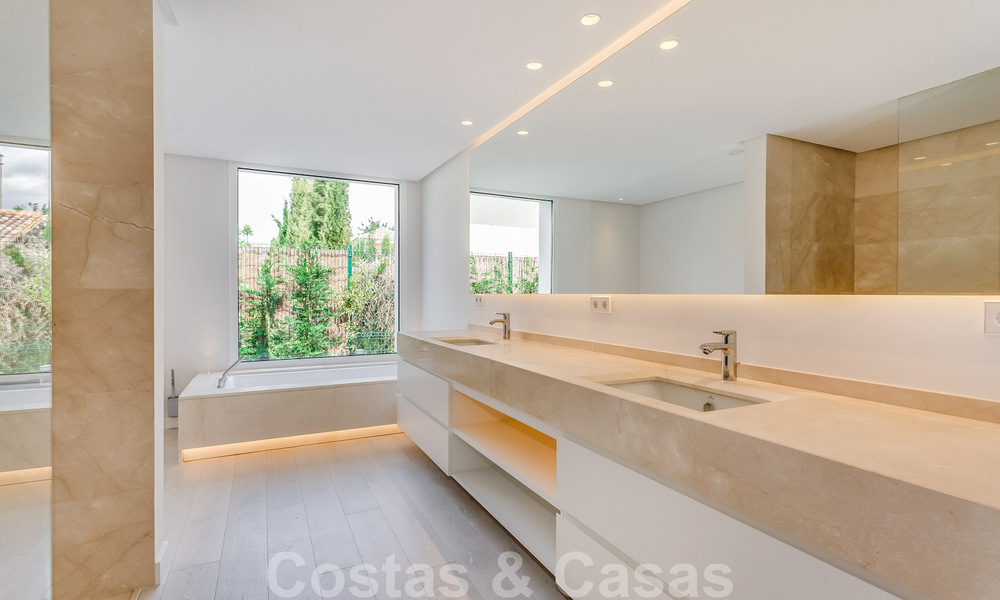 Moderne beachside villa te koop in Marbella-oost met zeezicht op een steenworp van goede en gezellige stranden 36478