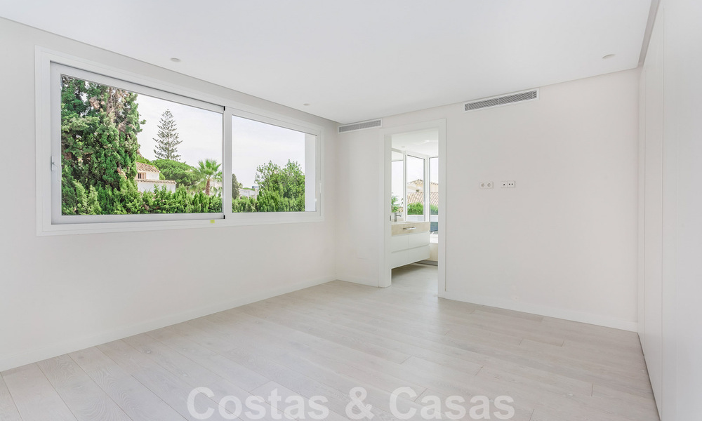 Moderne beachside villa te koop in Marbella-oost met zeezicht op een steenworp van goede en gezellige stranden 36480