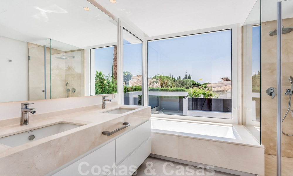 Moderne beachside villa te koop in Marbella-oost met zeezicht op een steenworp van goede en gezellige stranden 36481