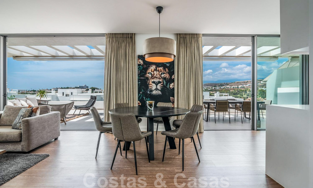 Instapklaar, modern designer penthouse te koop met 3 slaapkamers in een luxueus woonoord in Marbella - Estepona 36726
