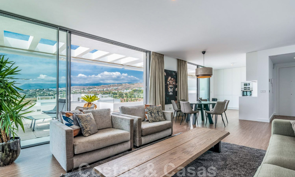 Instapklaar, modern designer penthouse te koop met 3 slaapkamers in een luxueus woonoord in Marbella - Estepona 36727