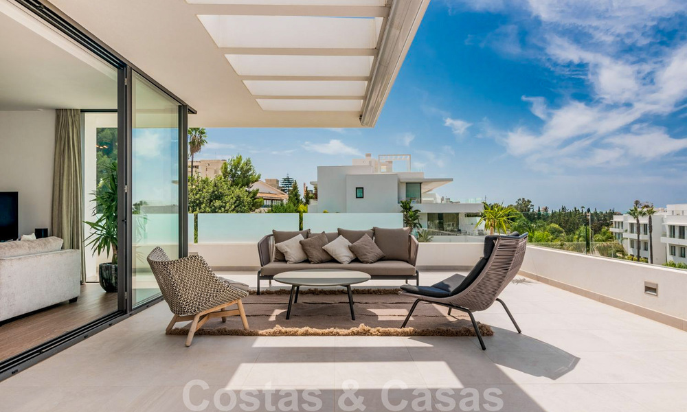 Instapklaar, modern designer penthouse te koop met 3 slaapkamers in een luxueus woonoord in Marbella - Estepona 36735